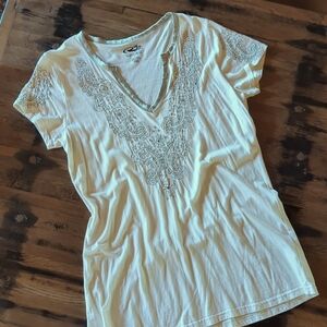 ROPER Satin Trimmed Split V-neck Tee.